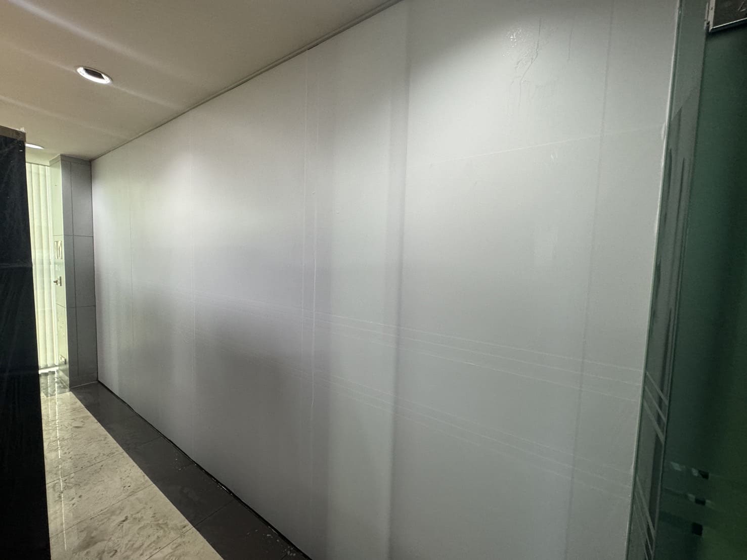 ฟิล์มฝ้าแผ่นใหญ่ติดกระจก