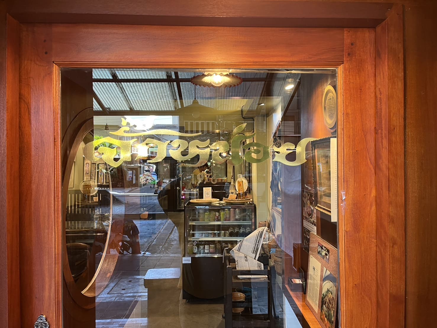 ตัดสติ๊กเกอร์สีทองติดกระจกหน้าร้าน