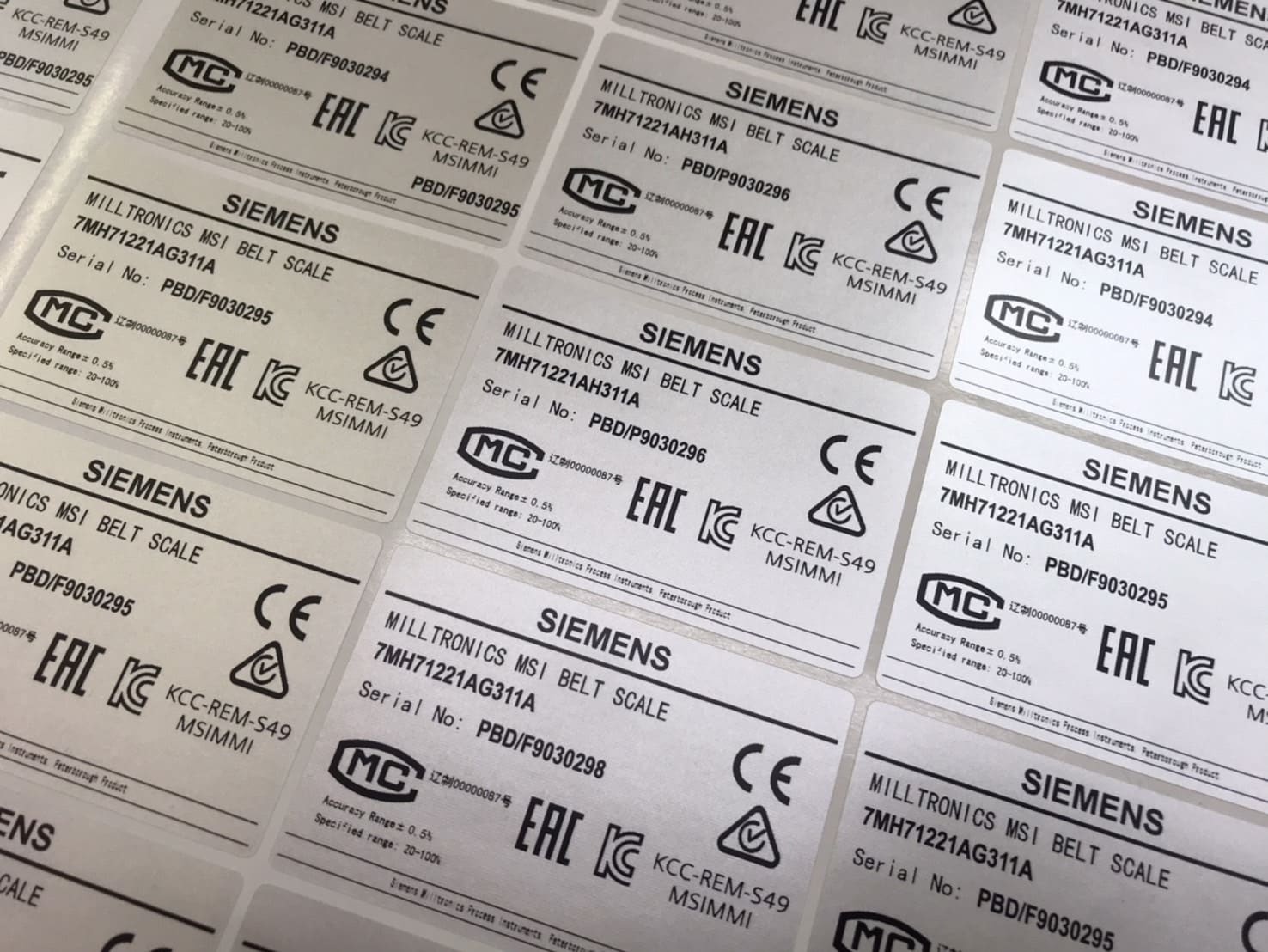 พิมพ์สติ๊กเกอร์สีเงินราคาถูก